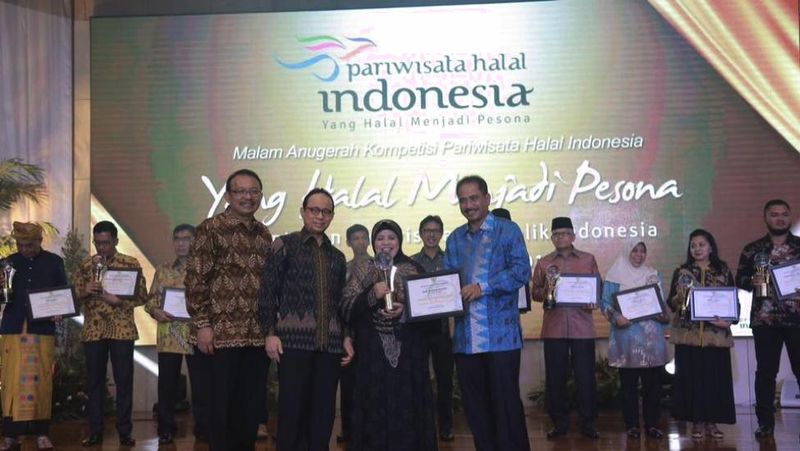 Menteri Pariwisata (Menpar) Arief Yahya menyerahkan secara langsung Anugerah Pariwisata Halal Terbaik 2016