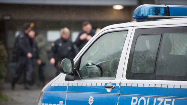 Intelijen Jerman Cap Parpol Sayap Kanan AfD Kelompok Ekstremis Badan Intelijen Domestik Jerman (BfV) mendeklarasikan partai politik ekstrem sayap kanan, Alternative for Germany (AfD), sebagai golongan ekstremis.