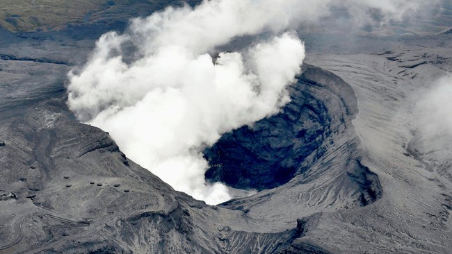 Gunung berapi bernama Aso di Jepang meletus pada Sabtu dini hari (8/10). Tidak ada korban jiwa, namun ia menyemburkan debu vulkanik setinggi 11 km ke langit.