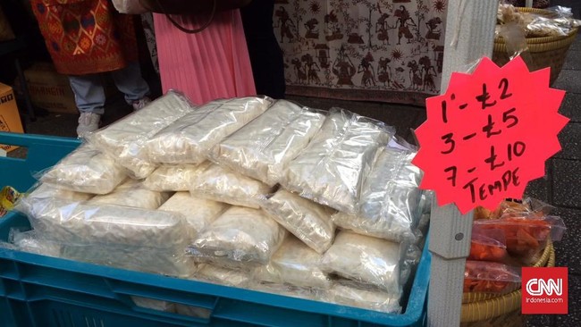 Kenaikan harga tahu dan tempe disebabkan oleh tingginya harga kedelai di pasar internasional.