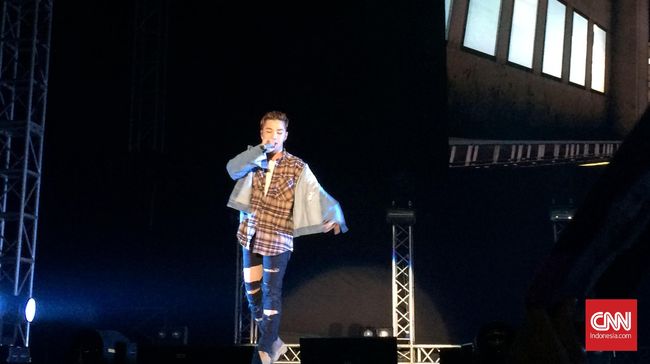 Taeyang turun panggung. Penonton pun bersorak, "We want more!" Setelah beberapa menit, Taeyang kembali naik ke panggung membawakan lagu penutup.