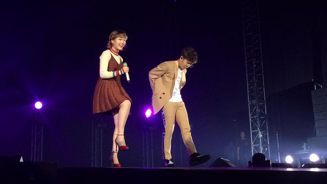 Duo Akdong Musician pertama kalinya ke Indonesia, dan pertama kalinya menggunakan bahasa Inggris. Mereka berlatih khusus untuk penggemar di Indonesia.