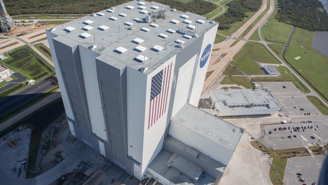 Kennedy Space Center milik NASA kena terjangan Topan Matthew. Meski dianggap masih minor, namun sejumlah atap runtuh dan membuat listrik turut padam.