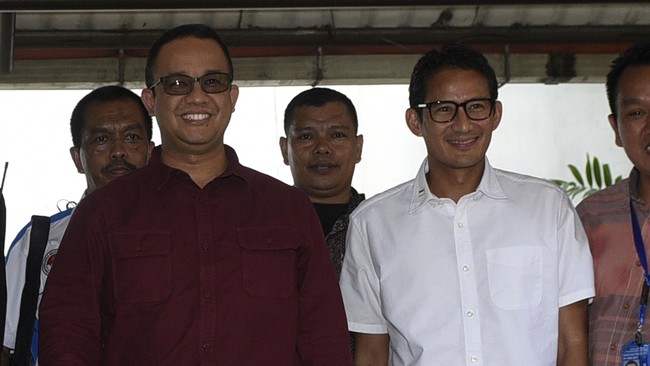 Kain putih bertuliskan 'Sejuta Tanda Tangan untuk Anies-Sandi' itu dibentangkan sebagai bukti kekuatan loyalis Anies Baswedan dan Sandiaga Uno.
