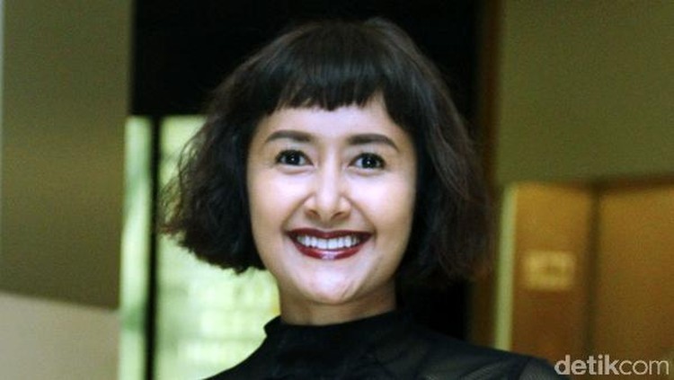 Istri Dwi Sasono dan ibu dari tiga anak ini selalu sempatkan me time di pagi hari. Seperti apa ya?