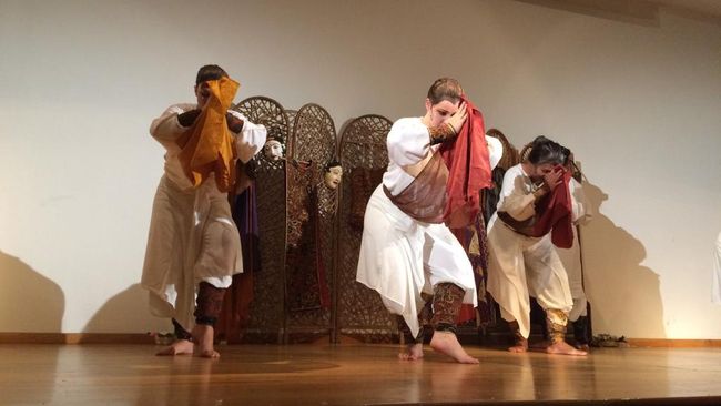 Tari Indonesia Berpadu Drama Yunani di Panggung London Seorang sutradara Inggris mengaku mendapat ide untuk memadukan tari Jaipong, Topeng dan Kecak dengan mitologi Yunani usai berkunjung ke Indonesia.