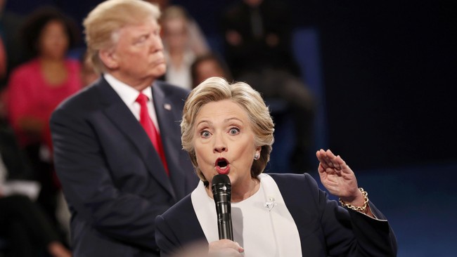 Donald Trump mengkritik hampir seluruh kebijakan Barack Obama sementara Hillary Clinton juga tak mau kalah mengedepankan janji perubahan.