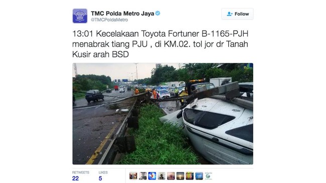 Mobil menabrak tiang lampu hingga roboh melintang di Jalan Tol Pondok Indah. Akibatnya kemacetan terjadi di dua arah jalan tol luar kota itu.