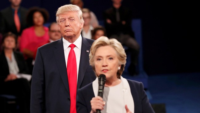 Donald Trump menantang rivalnya, Hillary Clinton, menjalani tes narkoba sebelum pertarungan debat terakhir mereka pekan depan di Los Angeles menjelang pilpres.