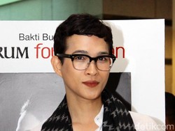 Oscar Lawalata Pakai Swimsuit saat Liburan di Sumba, Gayanya Bikin Salfok