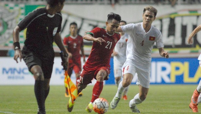 Vietnam berhasil menyamakan kedudukan 1-1 pada leg pertama semifinal Piala AFF 2016 setelah membobol gawang Indonesia lewat tendangan penalti.