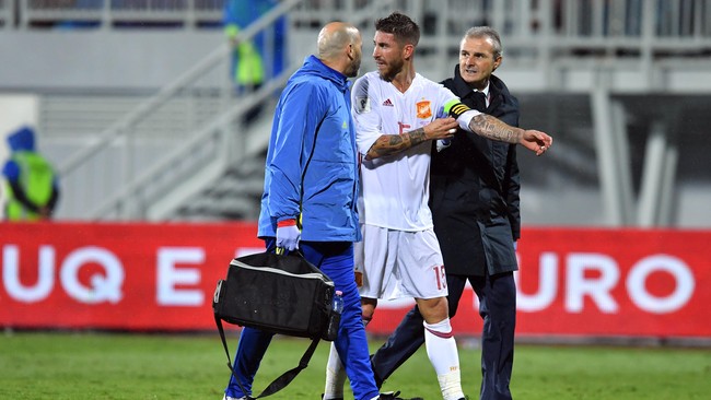 Petaka menghampiri Sergio Ramos di menit ke-80 saat menghadapi Albania. Bek Real Madrid itu mendarat dengan posisi kaki yang salah usai melakukan duel udara.