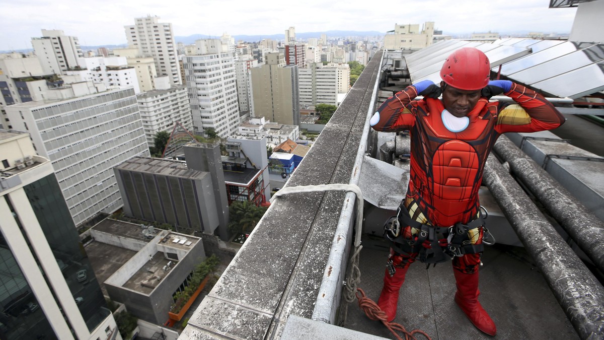 Spider Man dan Iron Man Kejutkan Pasien Anak di Brazil