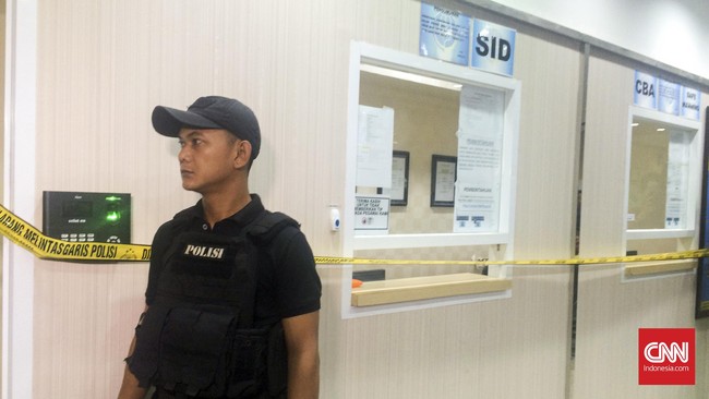 Operasi tangkap tangan dilakukan di lantai 6 dan lantai 12 Gedung Kemhub. Selain menemukan uang, polisi menangkap calo dan pegawai yang diduga melakukan pungli.