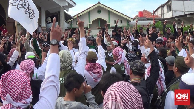 Selama 15 tahun terakhir, penganut Syiah di Semarang telah memperingati 10 Muharam Asyuro. Tahun ini, perayaan itu diwarnai penolakan ormas garis keras.