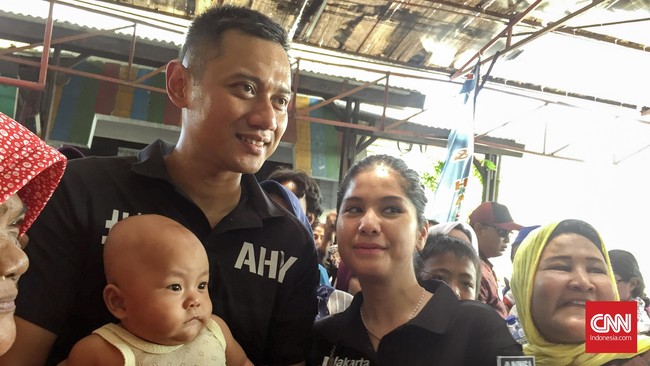 Annisa Pohan sengaja dibawa Agus untuk mendampinginya hari ini. Dia bahkan menggunakan setelan yang sama persis dengan yang digunakan Agus, yaitu Tacticool.