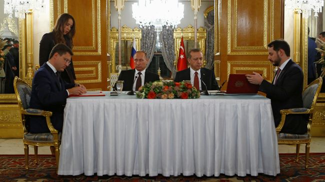 Albayrak Menantu Erdogan, PM Bayangan Kini Menteri Keuangan Berat Albayrak, suami putri sulung Presiden Turki Recep Tayyip Erdogan telah lama diamati karena karier politiknya yang melesat bak bintang.