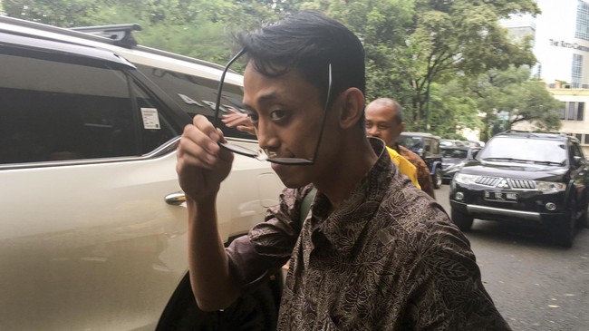 Ario Kiswinar mendatangi Propam Polda Metro Jaya untuk mengeluhkan mandeknya perkembangan kasus dugaan pencemaran nama baik yang dilakukan Mario Teguh.