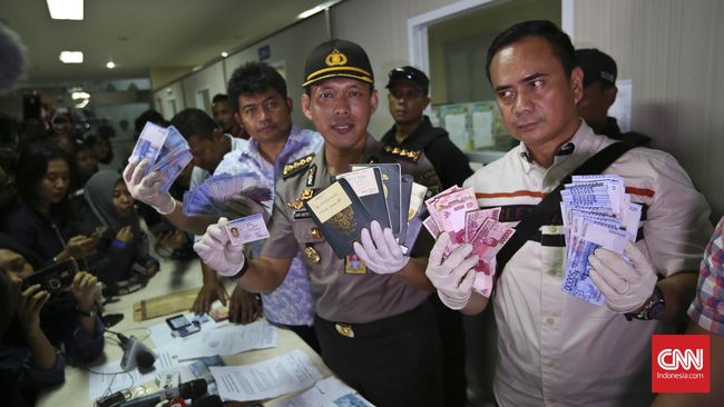 Sepuluh Tas Isi Dolar AS Diduga Duit Suap Proyek Kemenhub