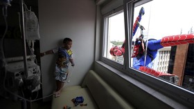 Spider Man dan Iron Man Kejutkan Pasien Anak di Brazil