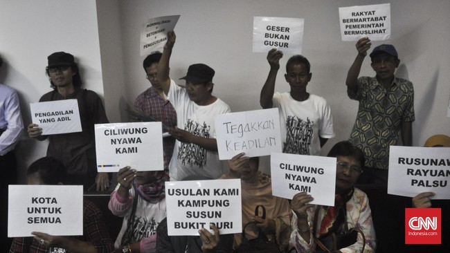 Warga Bukit Duri, Jakarta Selatan, menuntut Pemerintah Provinsi DKI Jakarta membayar ganti untung dan memulihkan hak-hak atas penggusuran rumah mereka.