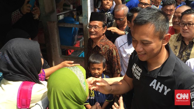Setelah berdialog dengan warga, Agus dan Annisa Pohan bersepeda mengelilingi Pulau Tidung. Keduanya mengayuh menuju Jembatan Cinta.