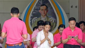 Demi Kesehatan Raja, Warga Thailand Kompak Berkaus Pink