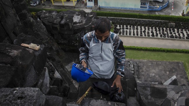 'Manusia Laba-laba' Pembersih Candi
