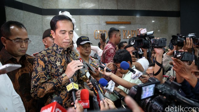 Menurut Jokowi, pungli bukan soal jumlah uang. Jika terjadi dari Sabang sampai Merauke, di berbagai instansi, pelabuhan, jalan raya, jumlahnya puluhan triliun.
