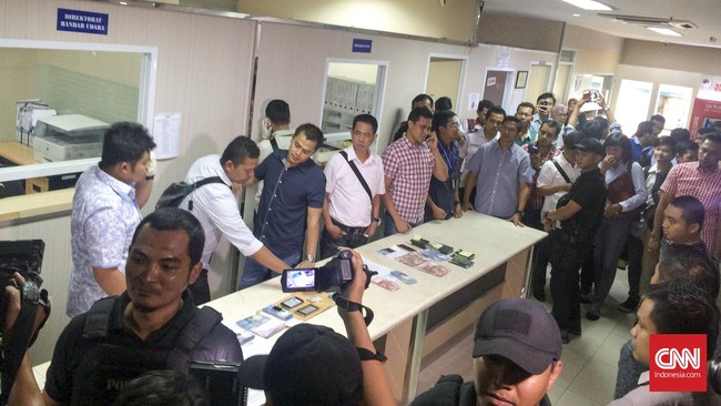 Dalam operasi tangkap tangan di kantor Kementerian Perhubungan, ada barang bukti, saksi, dokumen. Jokowi mengecek langsung ke lokasi dan meminta pelaku dipecat.