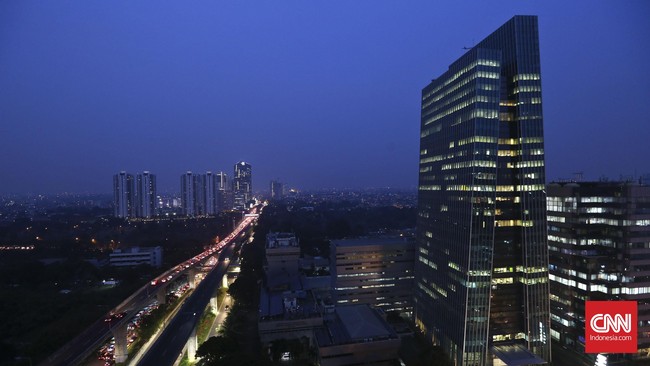 Sejumlah ekonom mengkhawatirkan gencarnya pembangunan proyek infrastruktur berpotensi menimbulkan risiko fiskal bagi pemerintah.