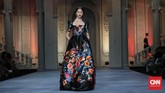 Seba dan Renungan Kaum Borjuis Italia Lewat tajuk 'Aristokrat', Sebastian Gunawan mendefinisikan kembali gaya feminin lewat nuansa bias gender yang terinspirasi kaum borjuis Italia.