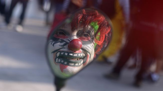 Clown Motel memajang pernak-pernik bertema badut. Tamu yang menginap sampai menutup lukisan badut dengan handuk karena tak bisa tidur.
