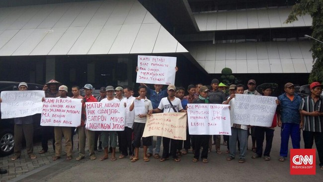 Gubernur Jawa Tengah Ganjar Pranowo diminta melaksanakan putusan MA yang membatalkan izin lingkungan PT Semen Indonesia (Persero) Tbk di Rembang.