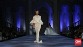 Seba dan Renungan Kaum Borjuis Italia Lewat tajuk 'Aristokrat', Sebastian Gunawan mendefinisikan kembali gaya feminin lewat nuansa bias gender yang terinspirasi kaum borjuis Italia.