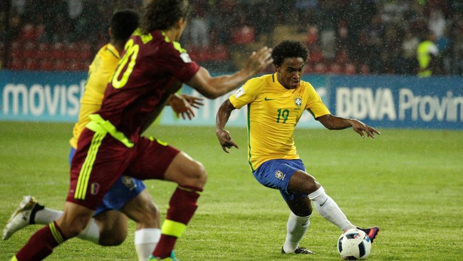 Laga antara Venezuela dan Brasil sempat terhenti saat masuk menit ke-79 karena listrik di stadion Olimpico, Merida, padam.