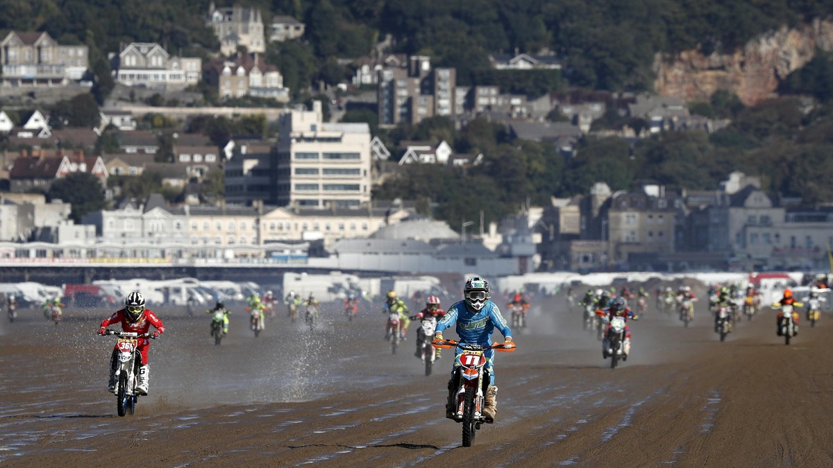 Balap Motor Cross di Lintasan Berlumpur Pinggir Pantai