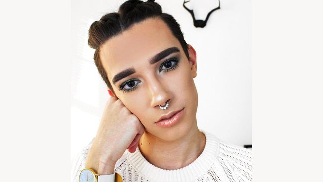 CoverGirl memilih James Charles sebagai beauty brand baru. Sekalipun masih belia, pemuda 17 tahun ini piawai memoles makeup di wajahnya.