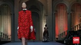 Seba dan Renungan Kaum Borjuis Italia Lewat tajuk 'Aristokrat', Sebastian Gunawan mendefinisikan kembali gaya feminin lewat nuansa bias gender yang terinspirasi kaum borjuis Italia.