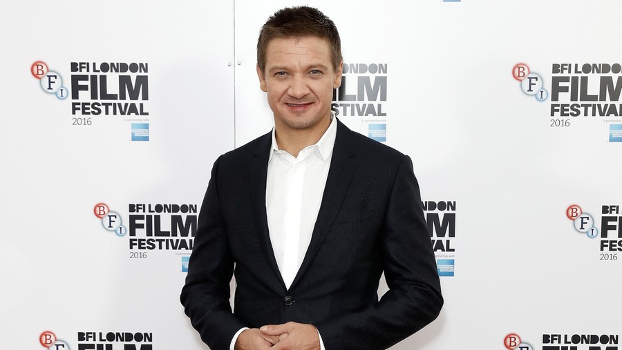 Jeremy Renner dan Amy Adams LONDON, ENGLAND - OCTOBER 11: Actor Jeremy Renner attends the 'Arrival' photocall during the 60th BFI London Film Festival at Corinthia Hotel London on October 11, 2016 in London, England. (Photo by John Phillips/Getty Images for BFI)