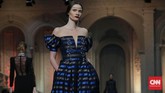 Seba dan Renungan Kaum Borjuis Italia Lewat tajuk 'Aristokrat', Sebastian Gunawan mendefinisikan kembali gaya feminin lewat nuansa bias gender yang terinspirasi kaum borjuis Italia.