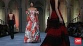 Seba dan Renungan Kaum Borjuis Italia Lewat tajuk 'Aristokrat', Sebastian Gunawan mendefinisikan kembali gaya feminin lewat nuansa bias gender yang terinspirasi kaum borjuis Italia.