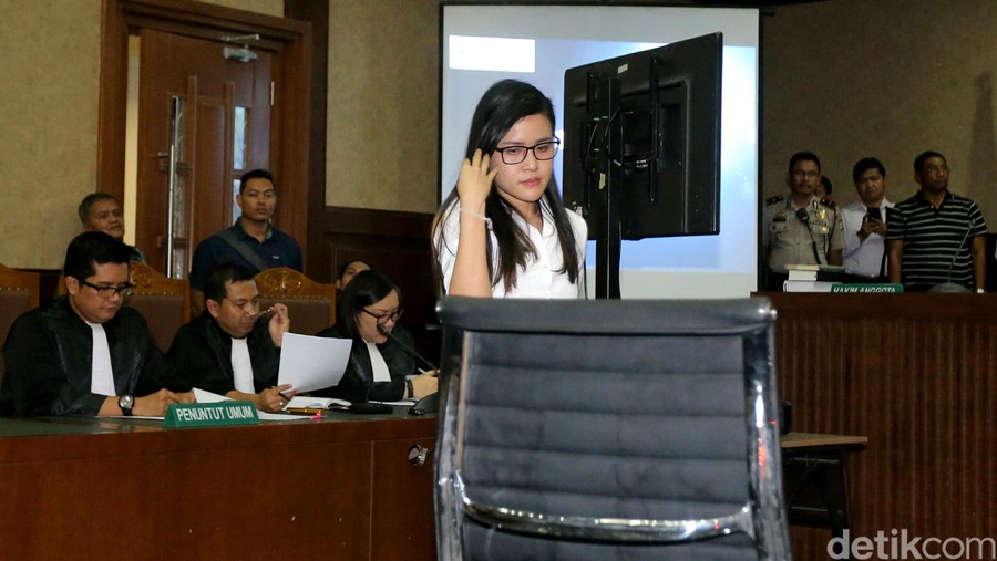 Terdakwa kasus pembunuhan Wayan Mirna Salihin, Jessica Kumala Wongso, membacakan nota pembelaan atau pledoi atas tuntutan jaksa yang menuntut 20 tahun penjara di pengadilan Jakarta Pusat, Rabu (12/10/2016).