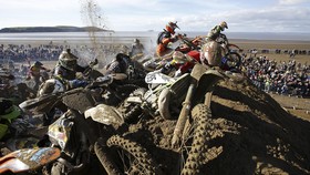 Balap Motor Cross di Lintasan Berlumpur Pinggir Pantai