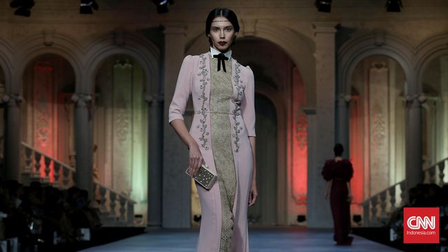 Lewat koleksi busana Aristocrat, Sebastian Gunawan bermain-main dengan bias karakter gender, menggabungkan feminin dan maskulin.