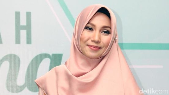Puput Melati bersama kedua orang anaknya