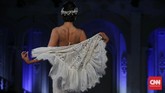Seba dan Renungan Kaum Borjuis Italia Lewat tajuk 'Aristokrat', Sebastian Gunawan mendefinisikan kembali gaya feminin lewat nuansa bias gender yang terinspirasi kaum borjuis Italia.