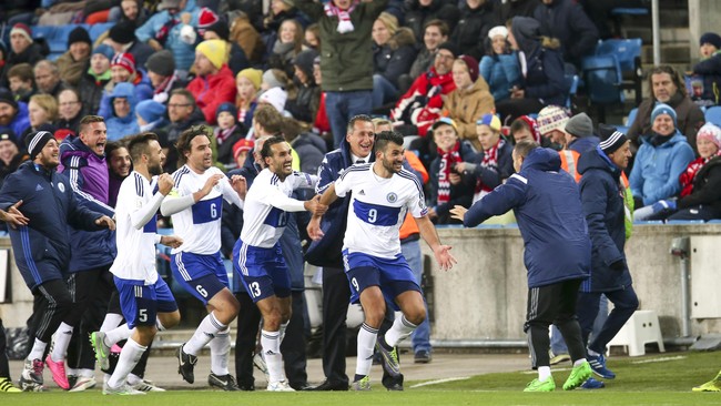 San Marino players cheer after scoring 1- 1 by Mattia Stefanelli during the WC 2018 football qualification match between Norway and San Marino in Oslo, Norway on October 11, 2016.  / AFP PHOTO / TT NEWS AGENCY / Vidar RUUD / Norway OUT