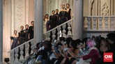 Seba dan Renungan Kaum Borjuis Italia Lewat tajuk 'Aristokrat', Sebastian Gunawan mendefinisikan kembali gaya feminin lewat nuansa bias gender yang terinspirasi kaum borjuis Italia.