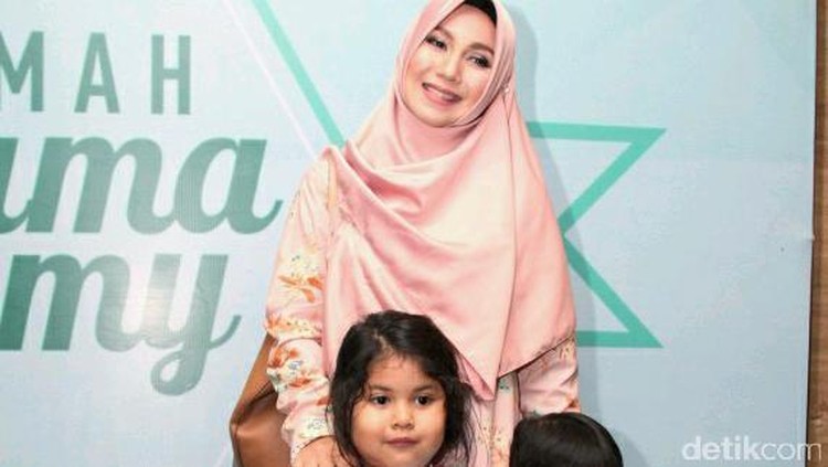 Tiga dari lima anak Puput Melati sudah sekolah. Alhasil, kehebohan terjadi ketika Puput membantu sang anak siap-siap masuk sekolah hari pertama.